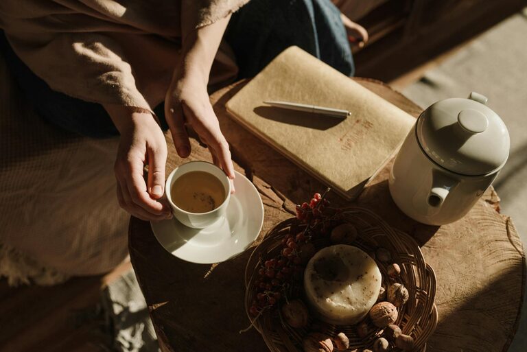 Beginner Guide to Journaling Every Day for a Happier Mind